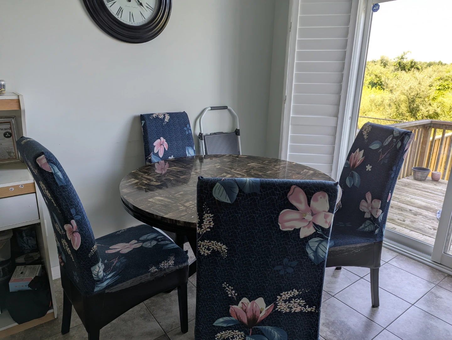 Round marble patterned dining table with 4 floral chairs - photo 3