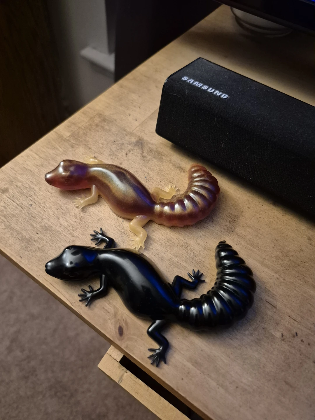 2 Gecko Figurines - Brownish-gold and Black - photo 3