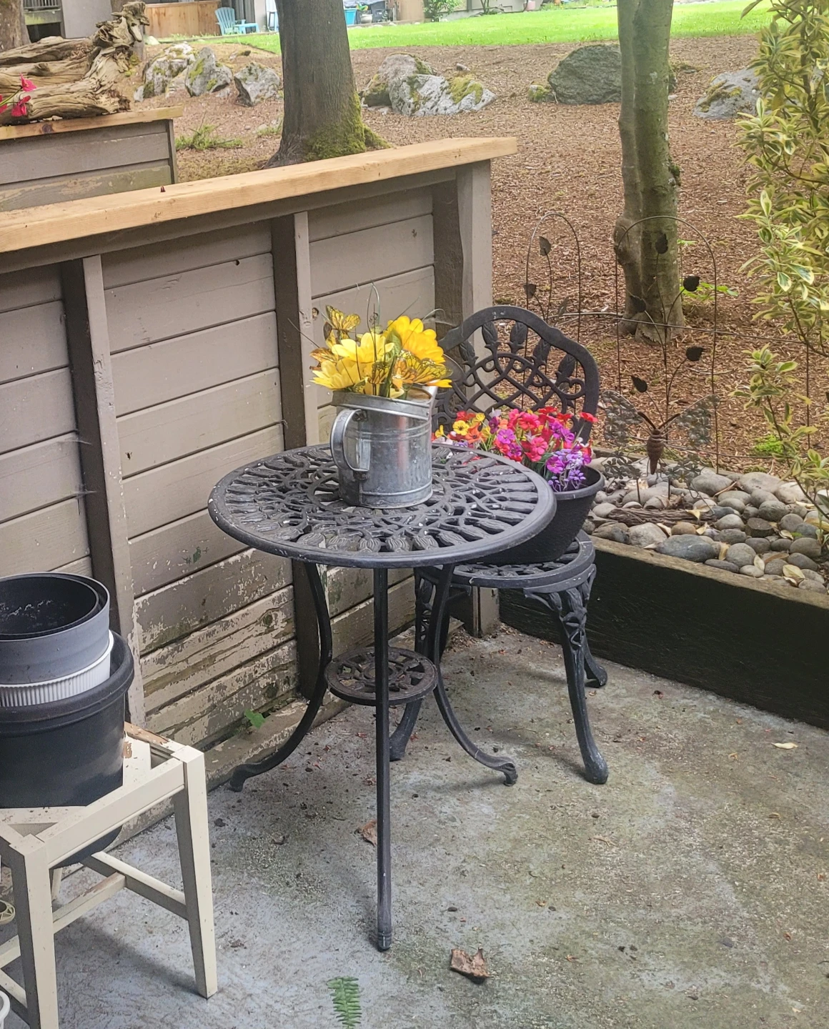 Cast aluminum patio table and chair set