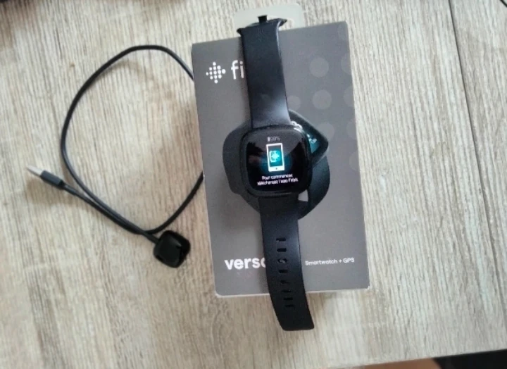 Fitbit Versa 3 Smartwatch + GPS - photo 3