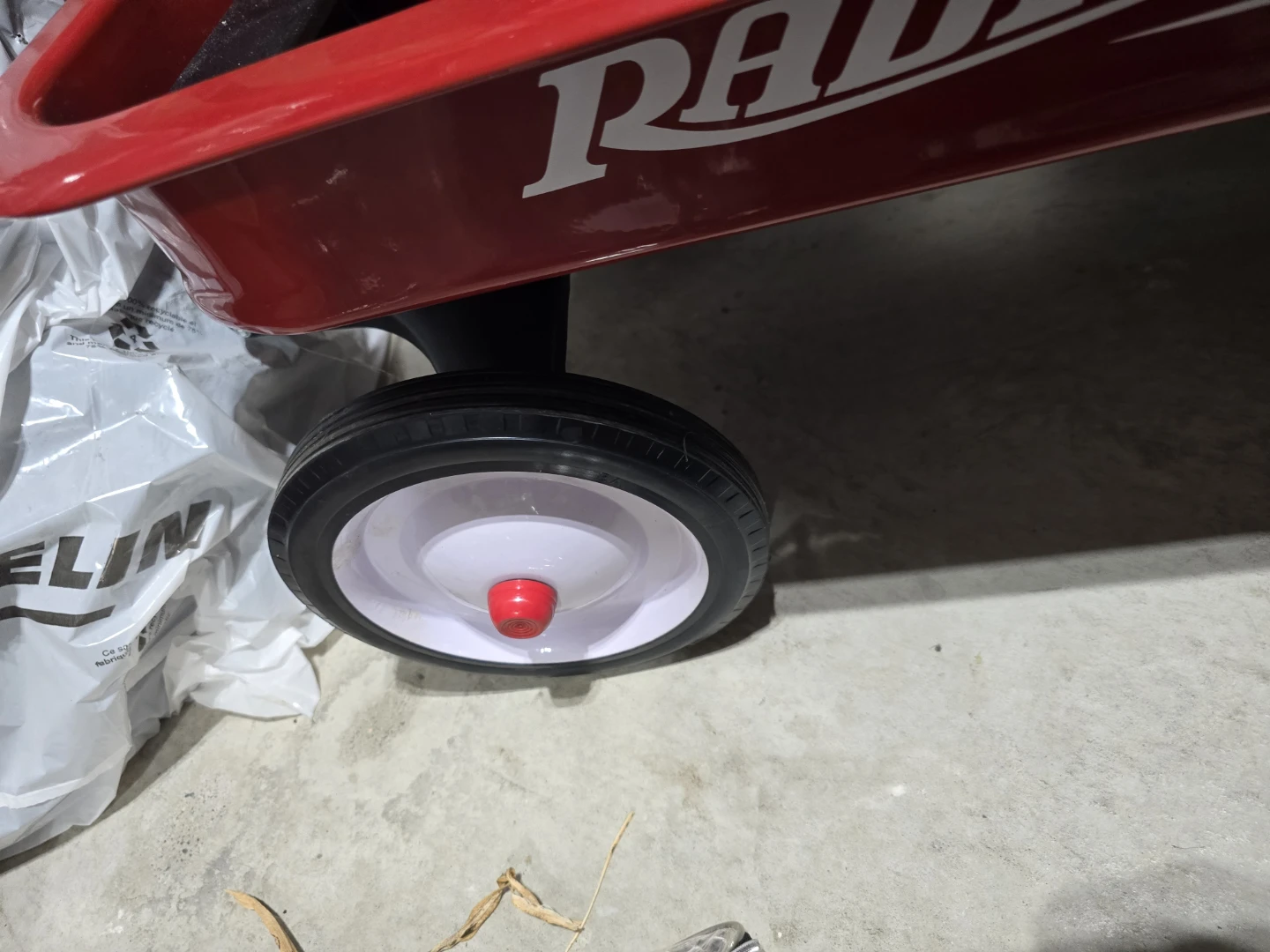 Radio Flyer Classic Red Wagon – Excellent Condition - photo 3