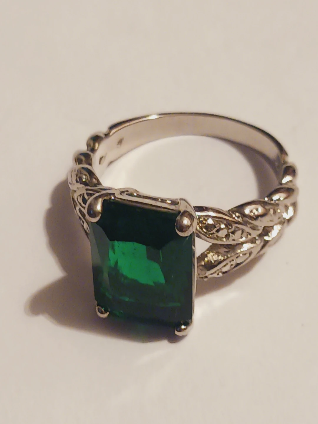 Emerald Cut Green Stone Beautiful Ring.  Size 9. - photo 3