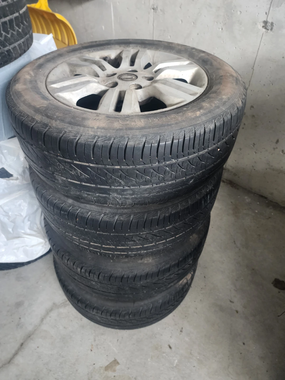 Nissan 215/60R16 95V Tires with Rims (Set of 4)