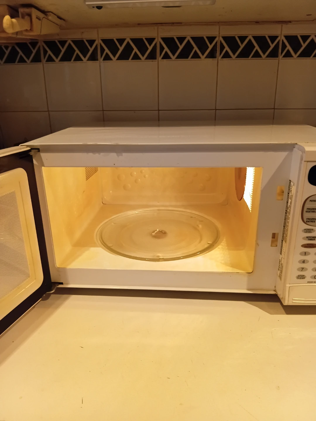 Sanyo White Compact Microwave Oven READ DESCRIPTION ON SIZE - photo 2