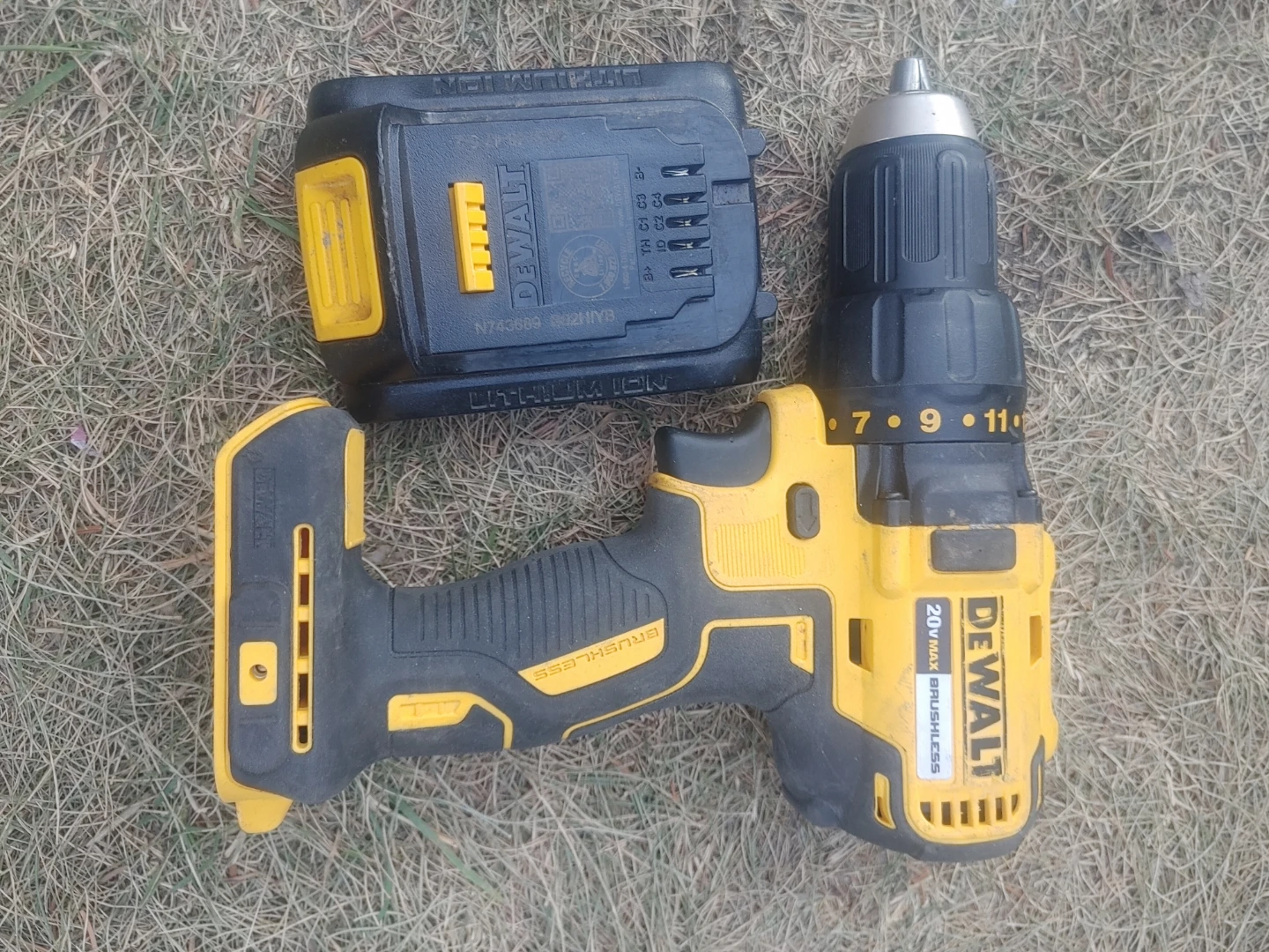 Dewalt 20v drill & 12v impact kit - photo 3