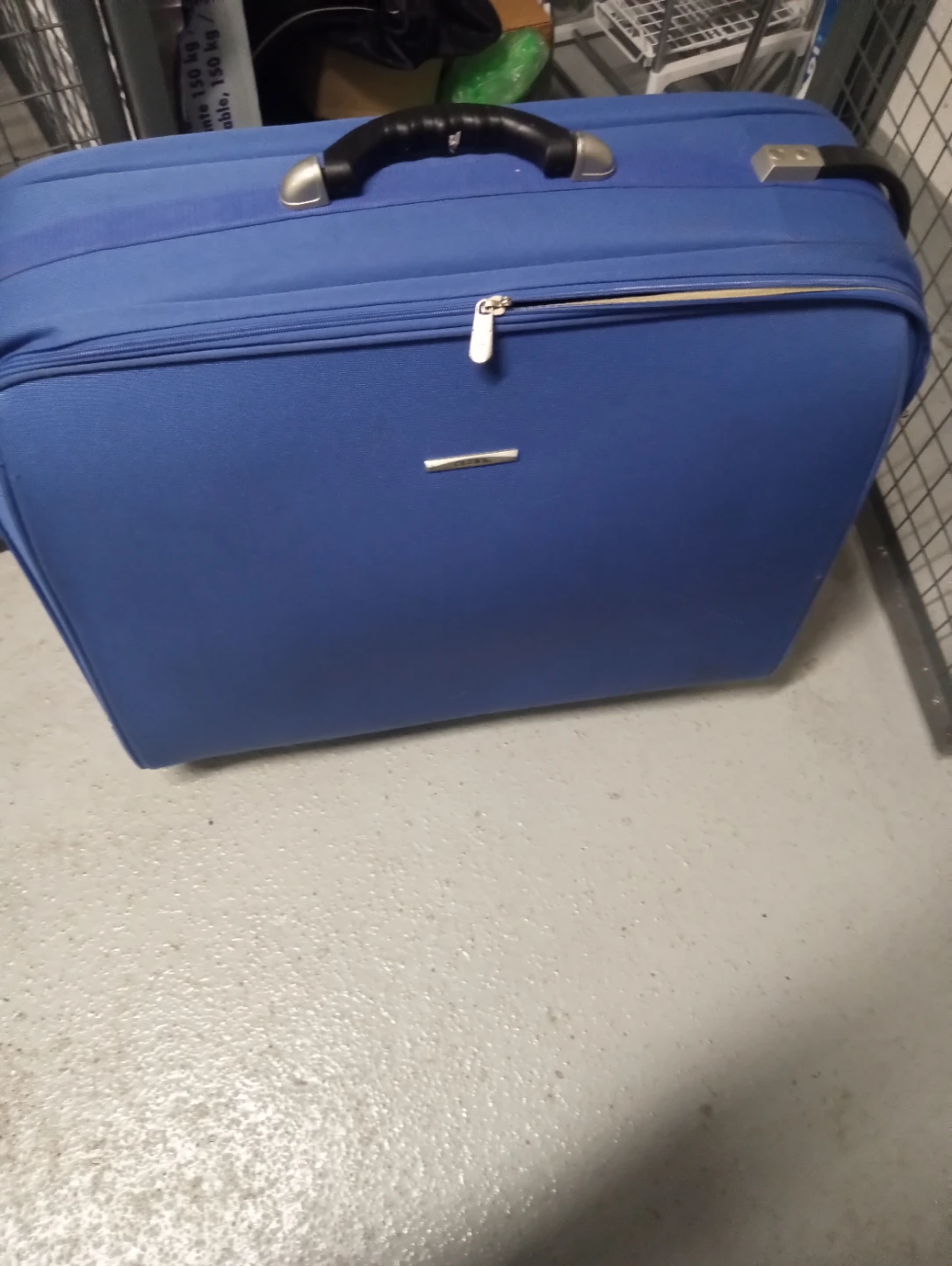 Luggage sz W9L20H21 $25, used once, moving sales