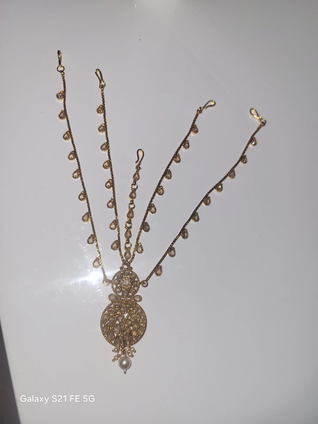 Gold Toned Maang Tikka with Pearl and Rhinestones - photo 4