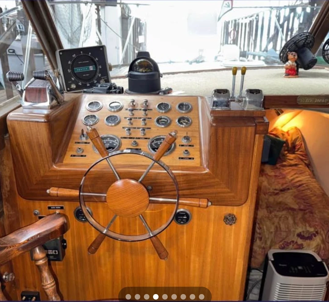 Classic wooden cabin cruiser boat - photo 3