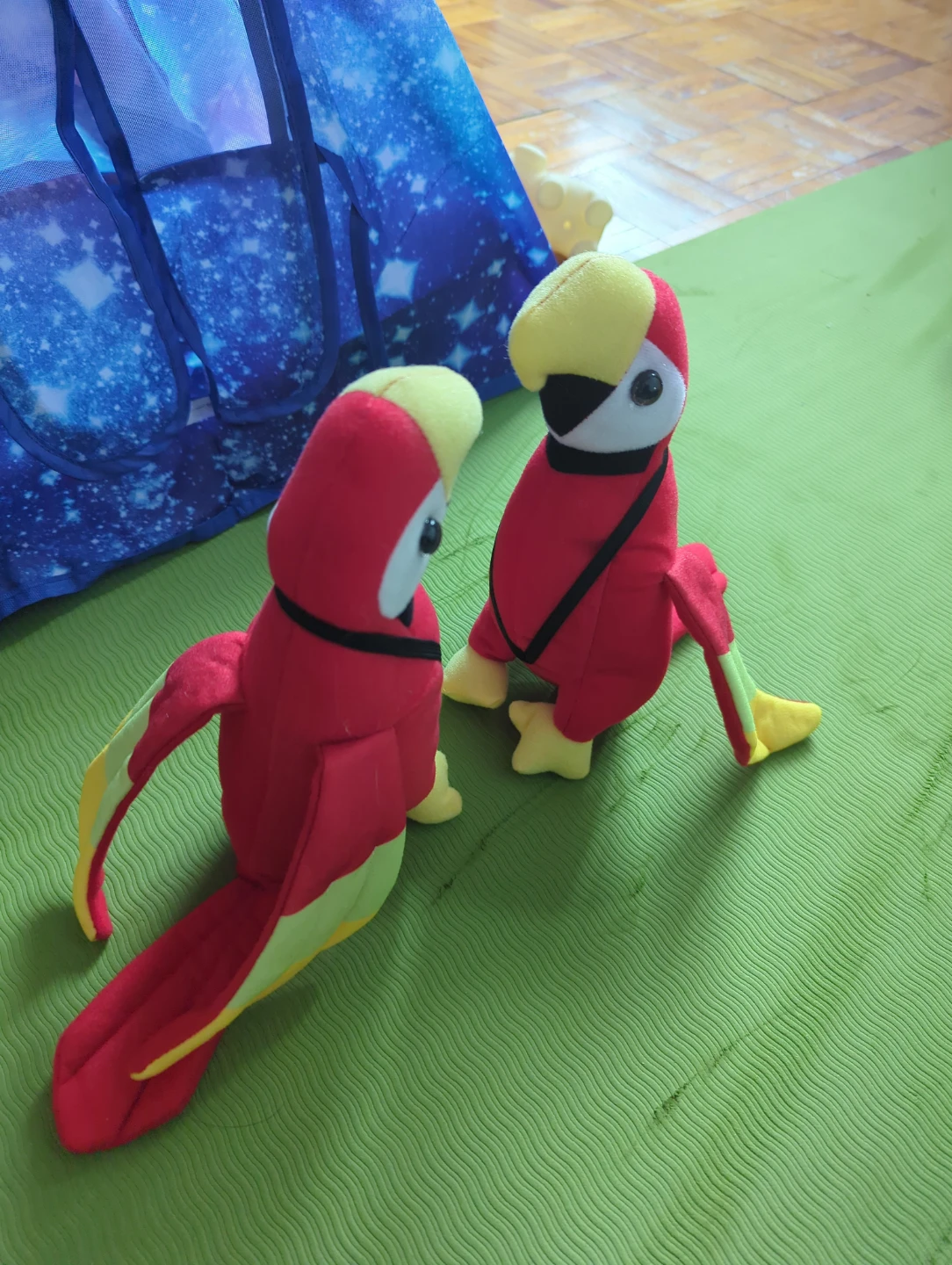 Two stuffed parrots - photo 2