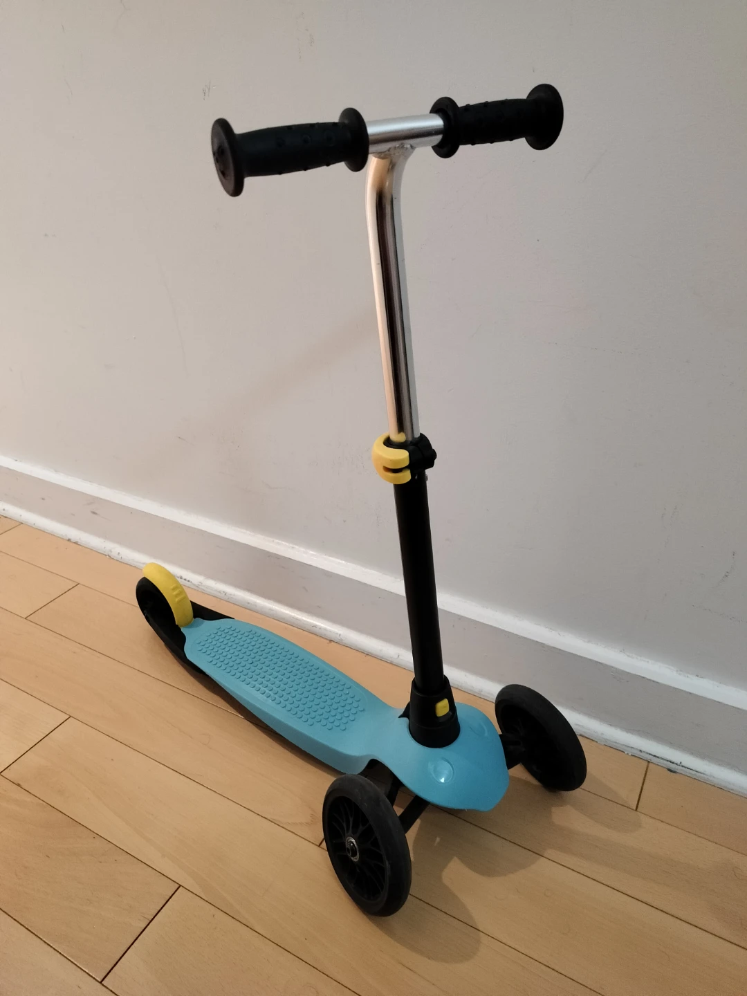 Decathlon's Blue Kids 3-Wheel Scooter