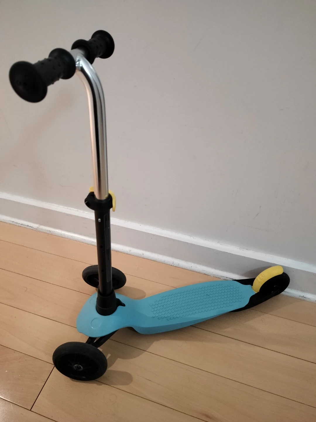 Decathlon's Blue Kids 3-Wheel Scooter - photo 2