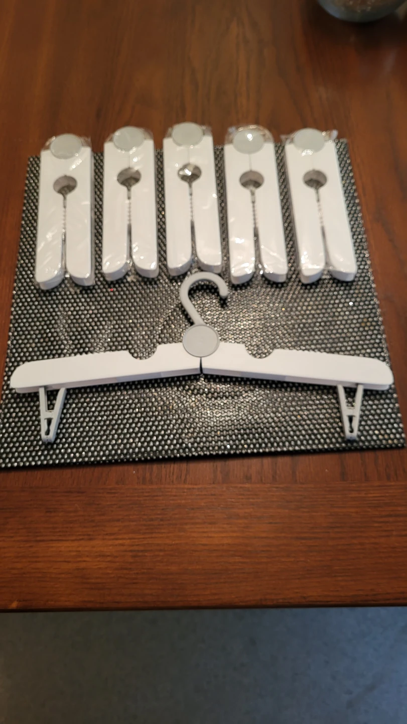 Set 6 of traveling White Clothes Hangers with Clips