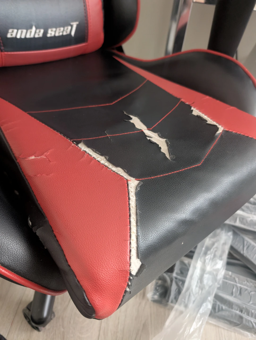 Gamer chair with ripped up seat - photo 2