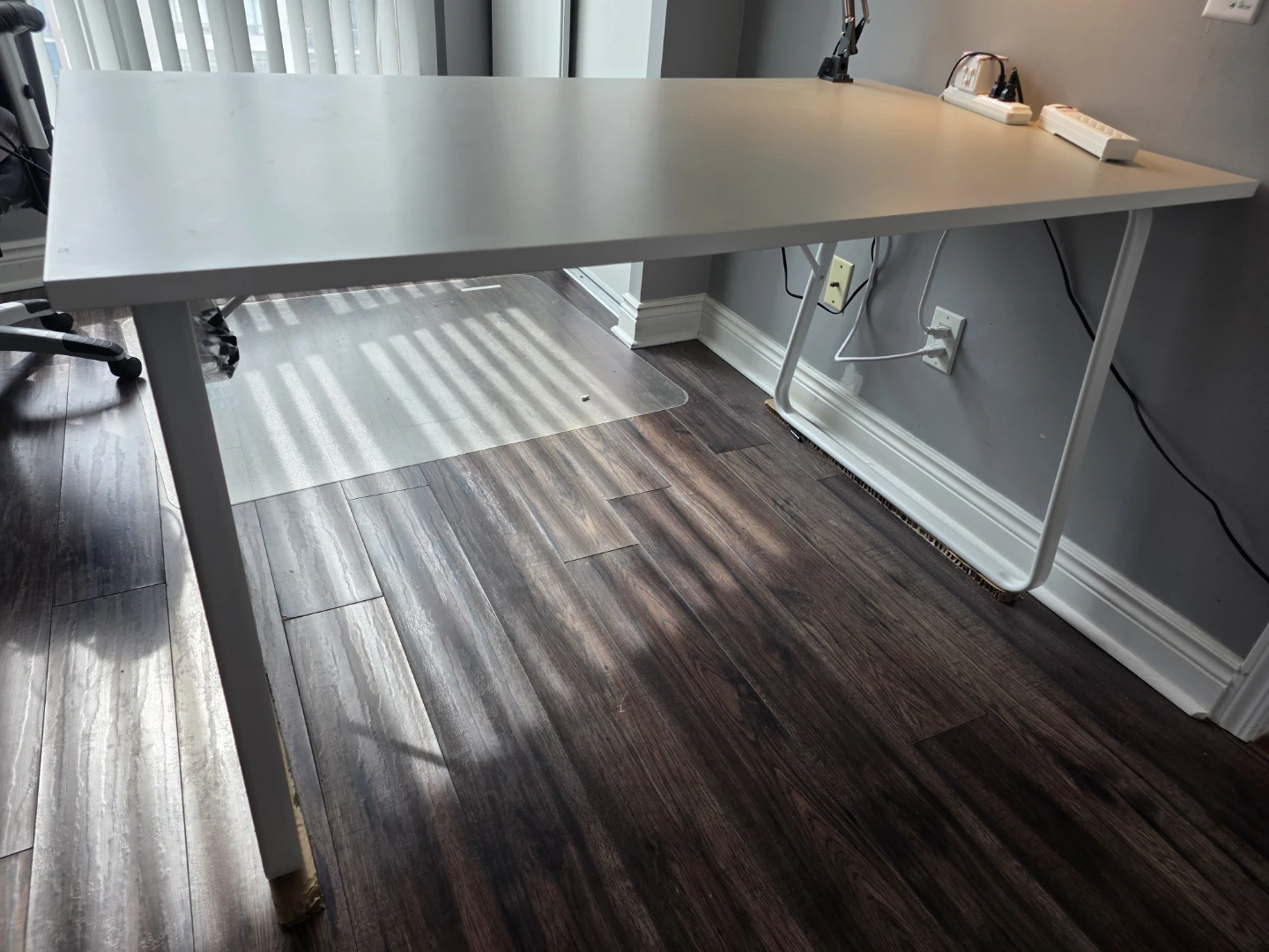 White Modern Desk -ikea
