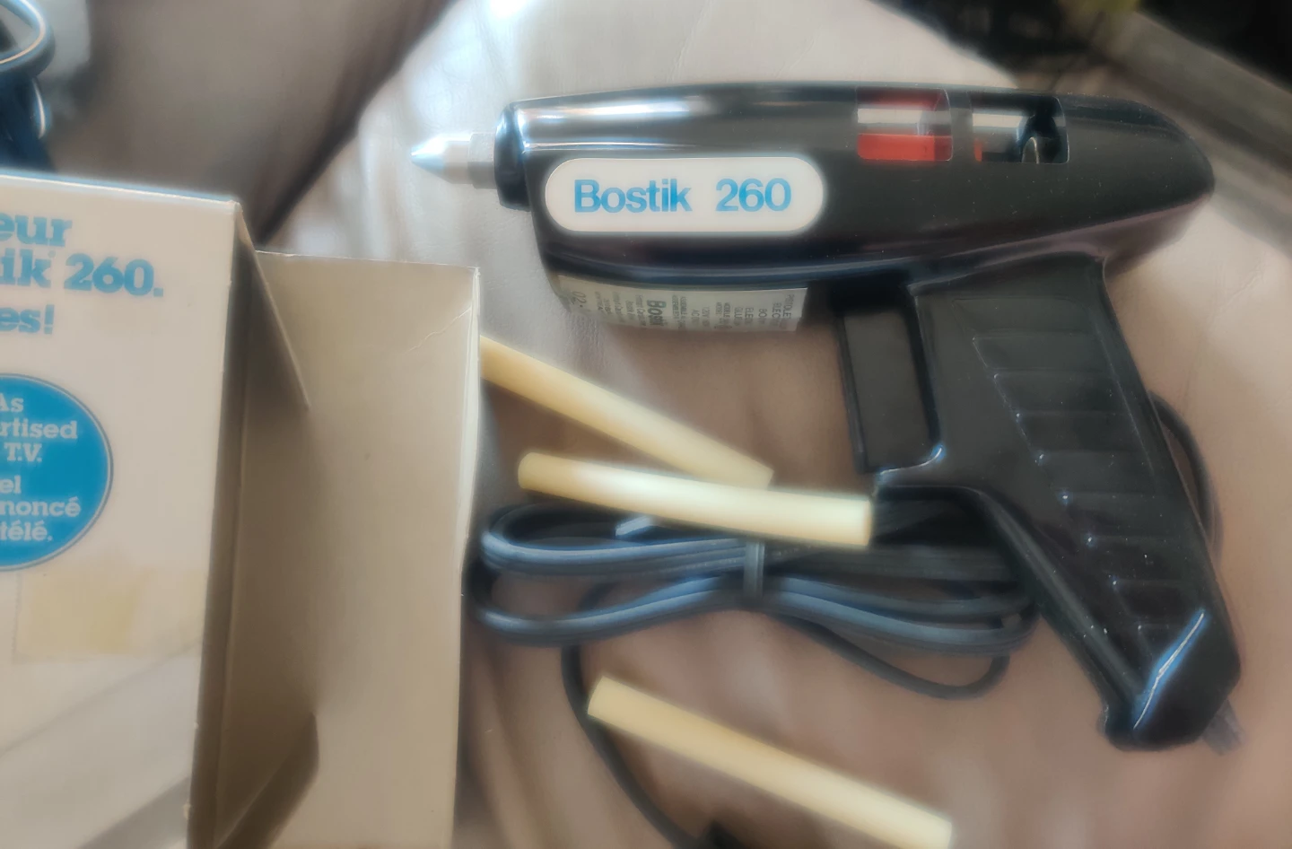 Bostik 260 Electric Glue Gun with 3 Glue Sticks - photo 3