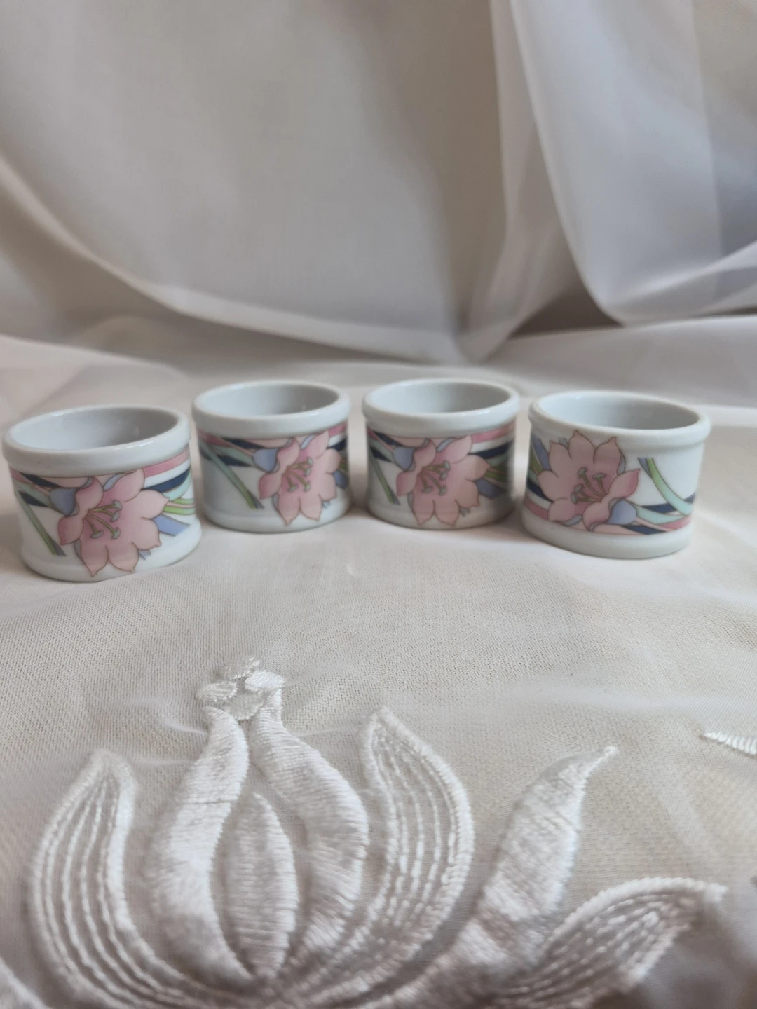 Beautiful Vintage set of 4 Arcopal