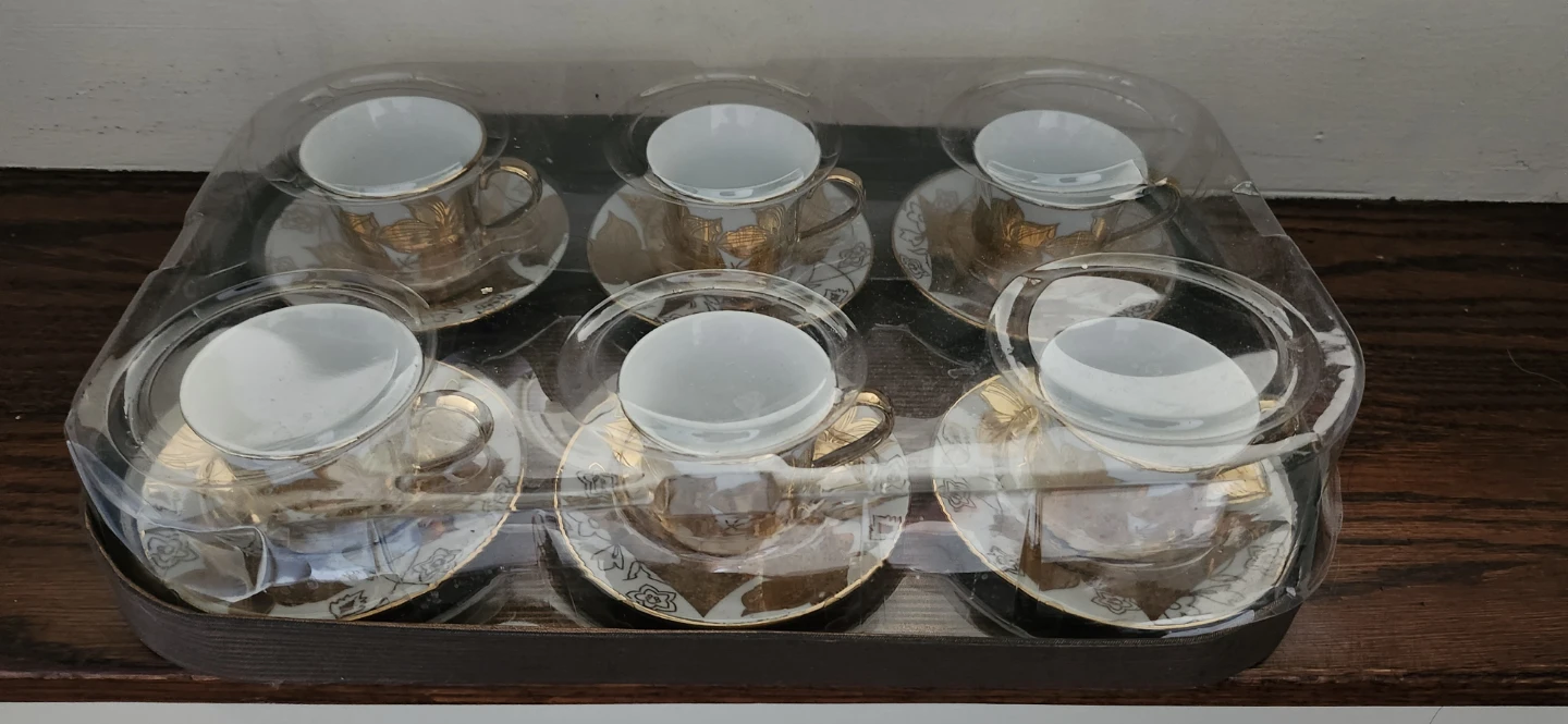 Set of 6 Gold Floral Design Coffee Cups and Saucers