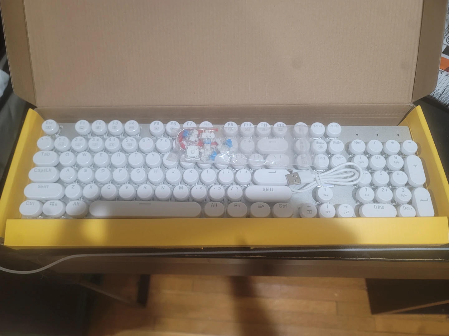 Retro Style White Wired Keyboard with USB - photo 3