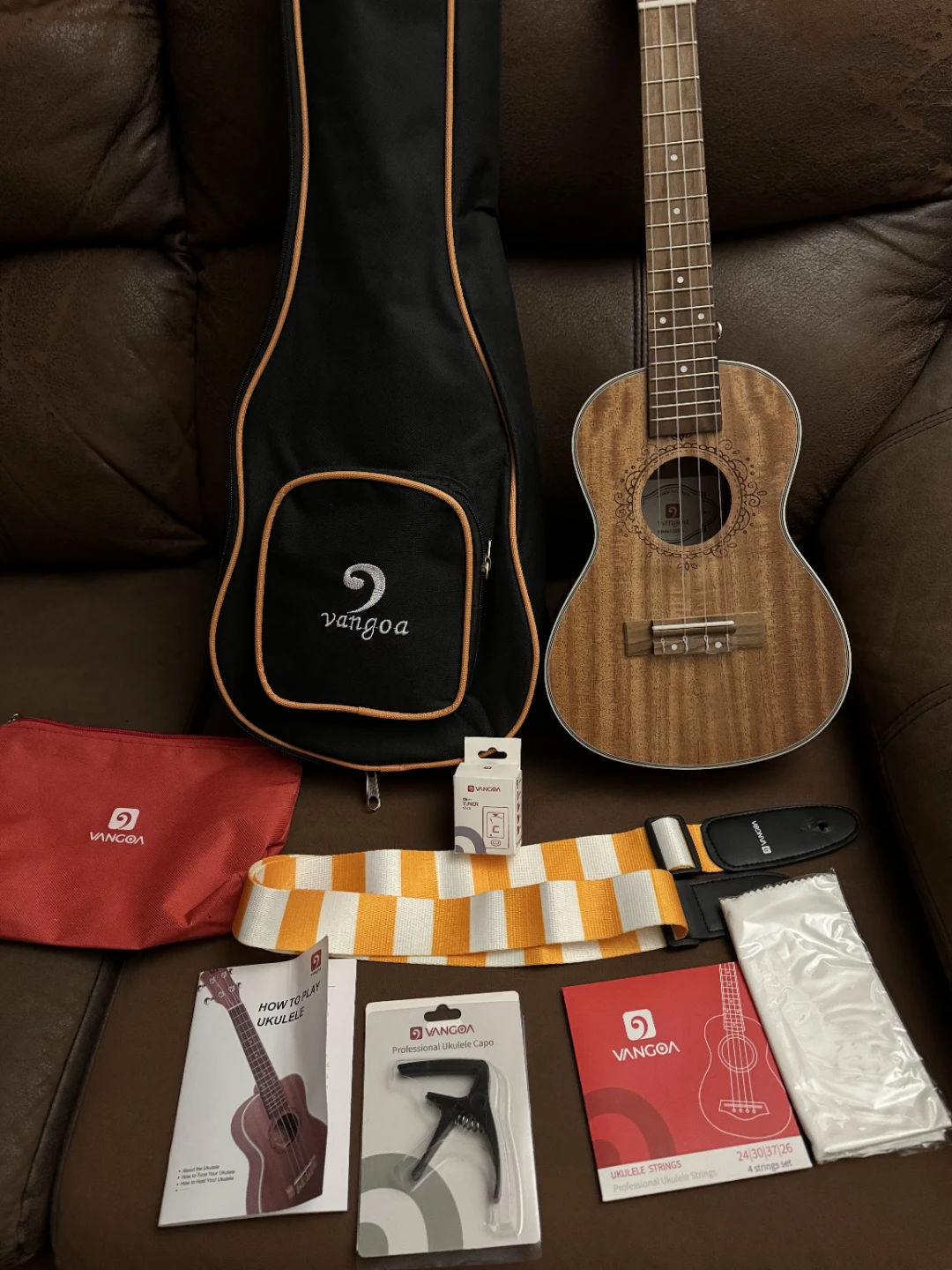 Rosewood Acoustic Type Ukulele (with complet ukulele kit)