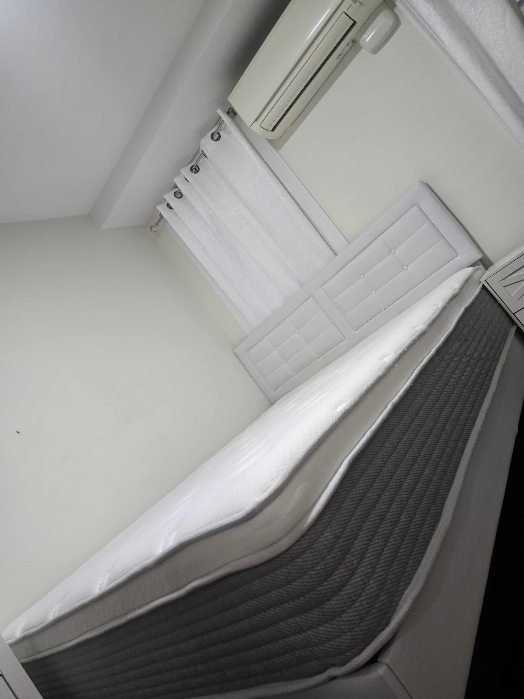 Queen bed with mattress - photo 3
