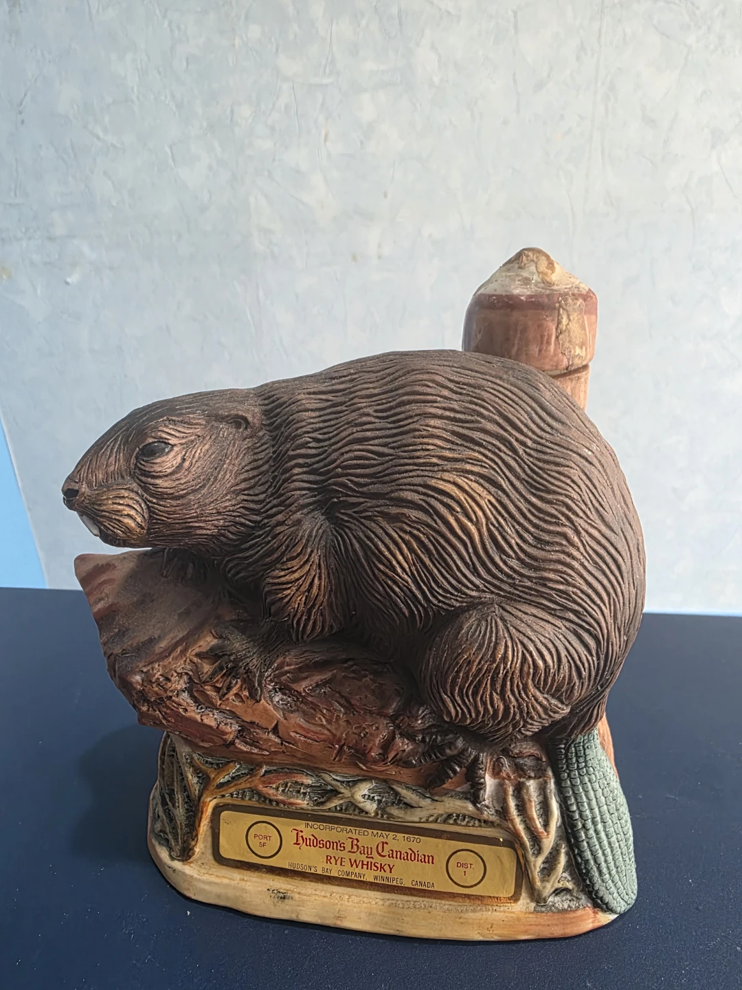 Hudson's Bay Canadian Rye Whisky Beaver Decanter 25 oz - photo 3