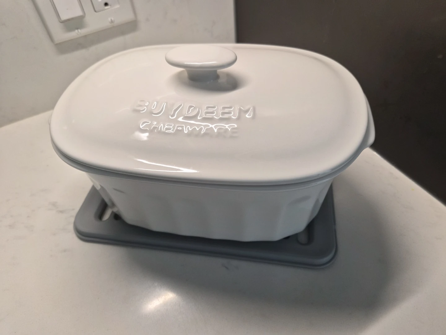 BUYDEEM White Ceramic Oval Casserole Dish with Lid