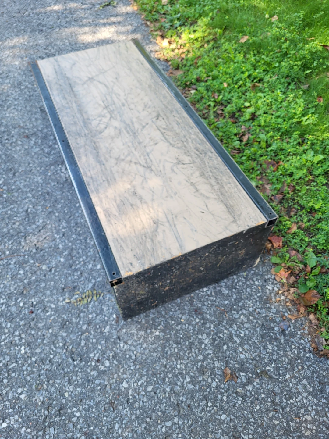 Skateboard Grind Box Skate Ledge with Metal Frame