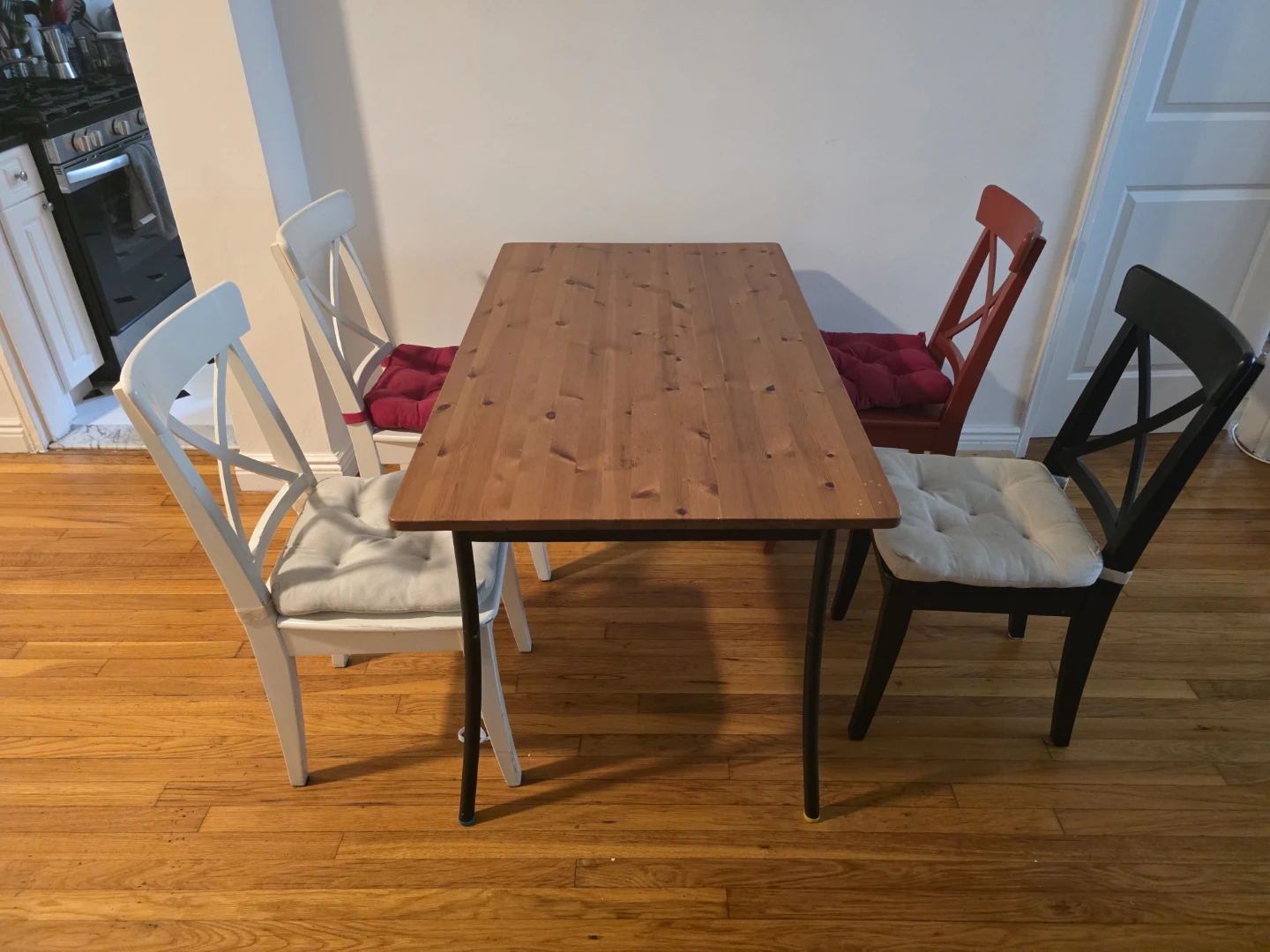 Kitchen table with Set of 4  Chairs with Cushions