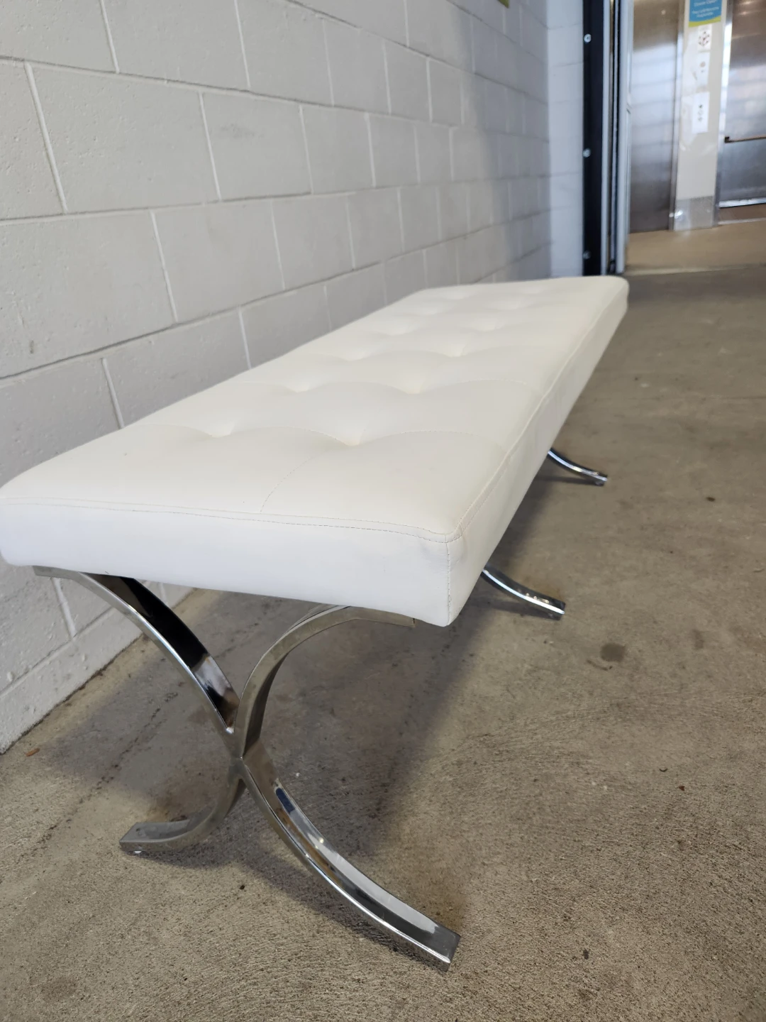 🇨🇦  White Faux Leather Tufted Bench with Chrome Legs - photo 4