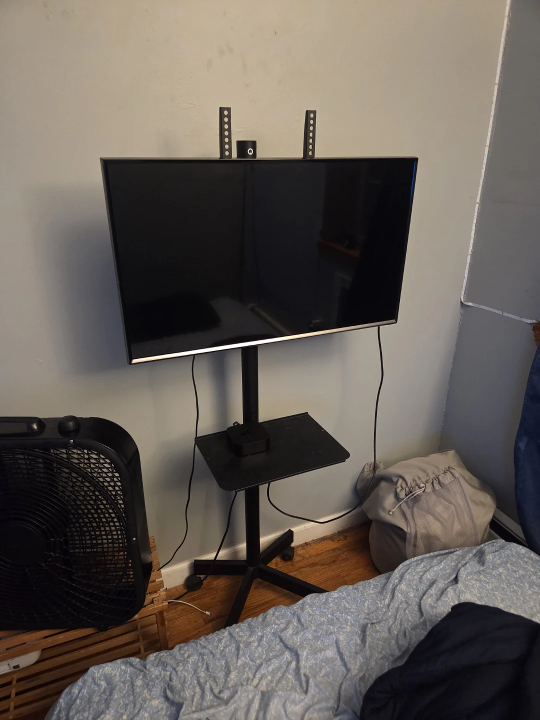 Samsung Smart TV UN32J5500AF with rolling tv mount - photo 3