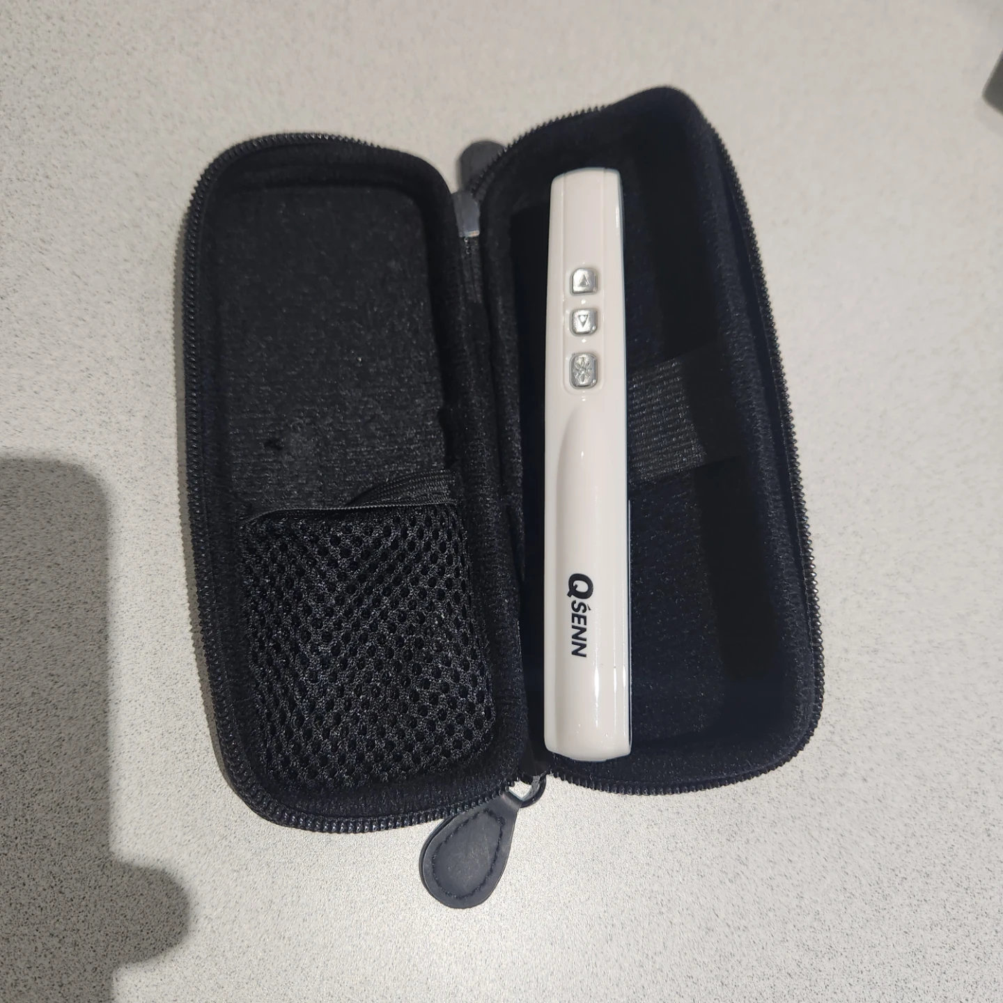 QSENN wireless presenter with black carrying case