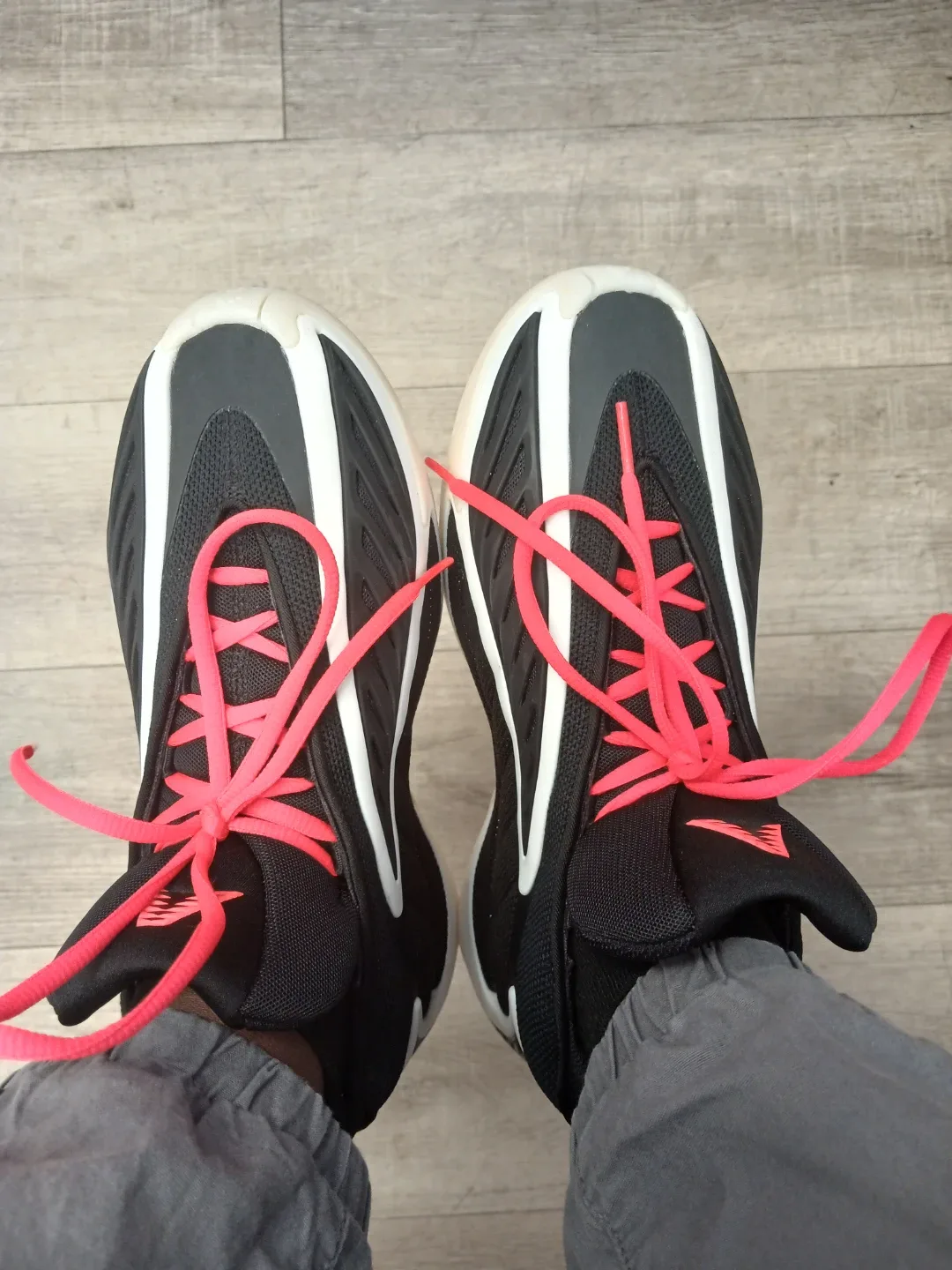 Black and white sneakers with pink laces and - photo 4