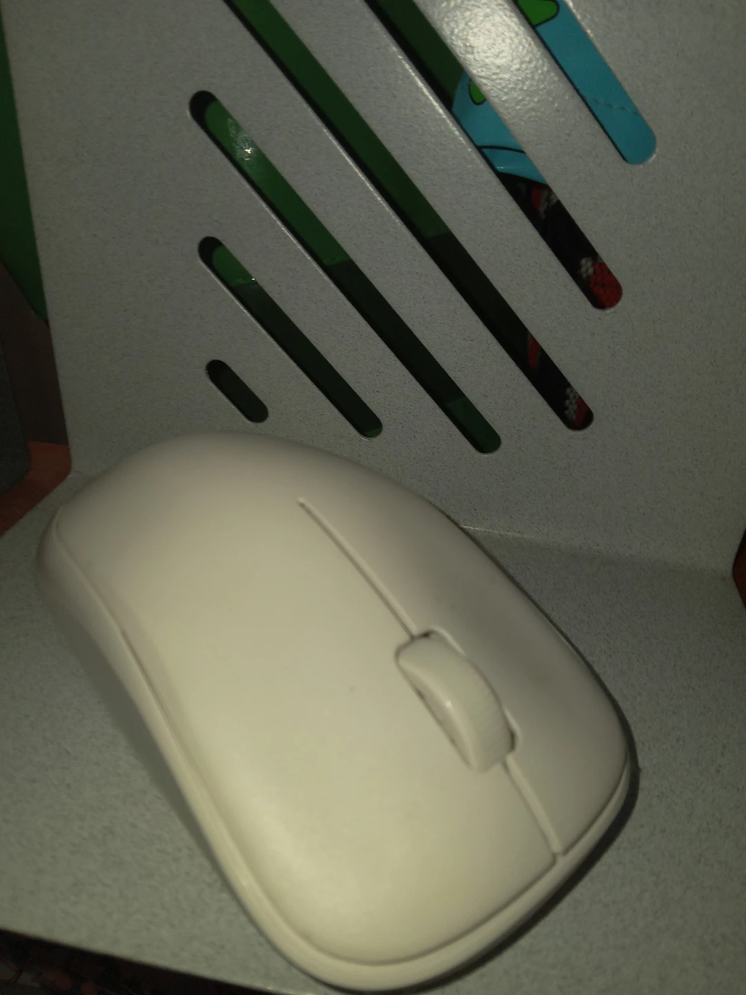 White wireless computer mouse