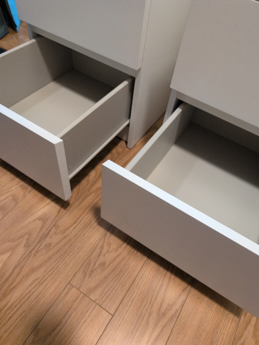 IKEA nightstand SET of 2 - White - photo 4