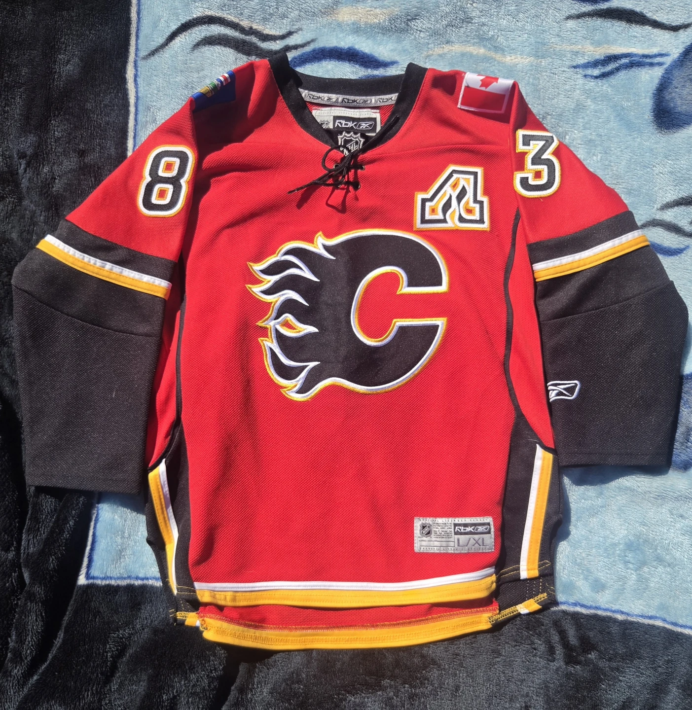 Reebok Calgary Flames Youth L/XL or Womens Small Hockey Jersey