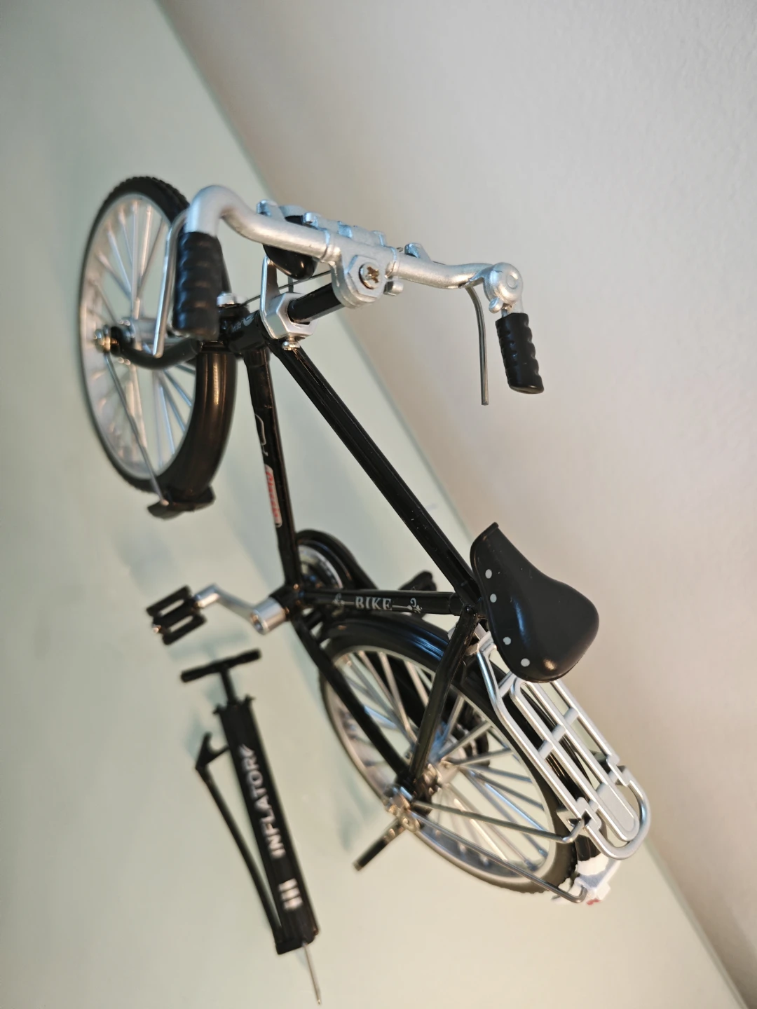 Black Classic Style Bicycle Model 1:10 - photo 2