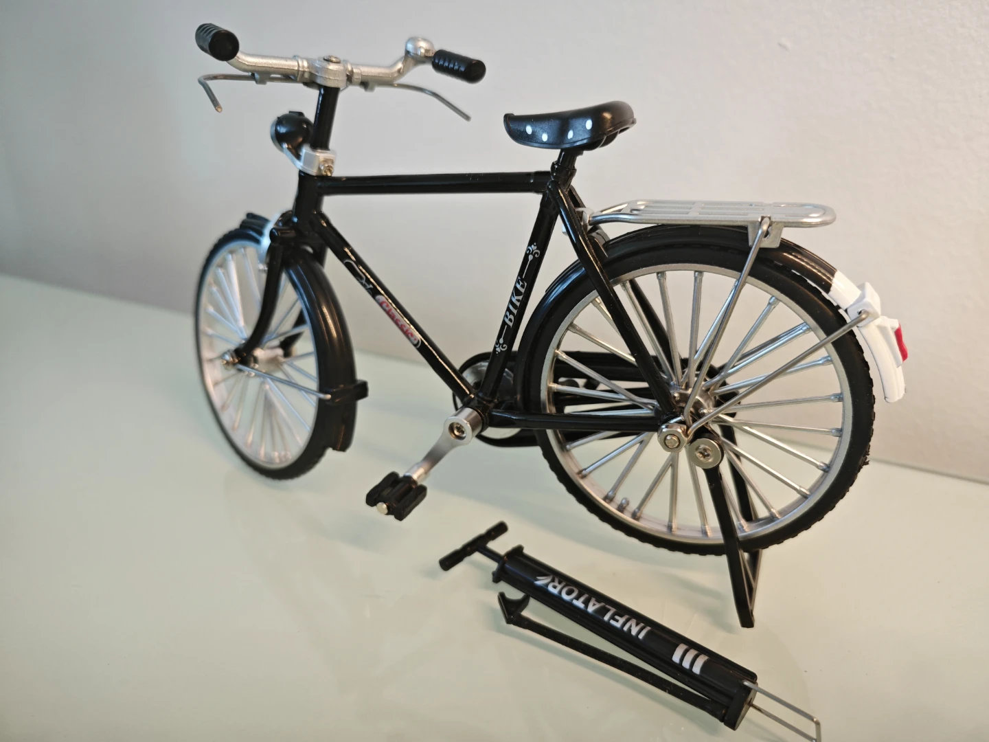Black Classic Style Bicycle Model 1:10 - photo 3