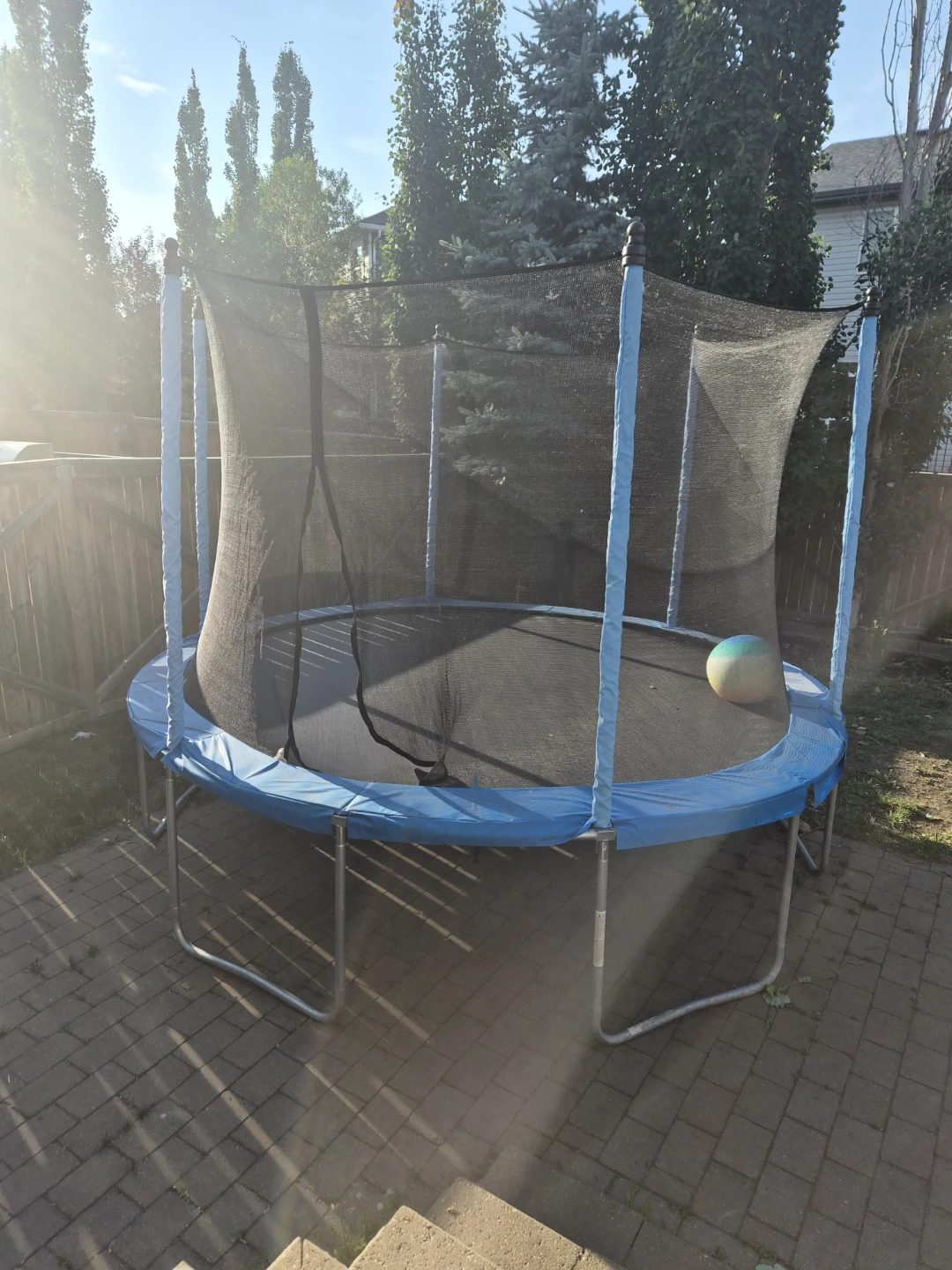 Trampoline with Safety Enclosure Net