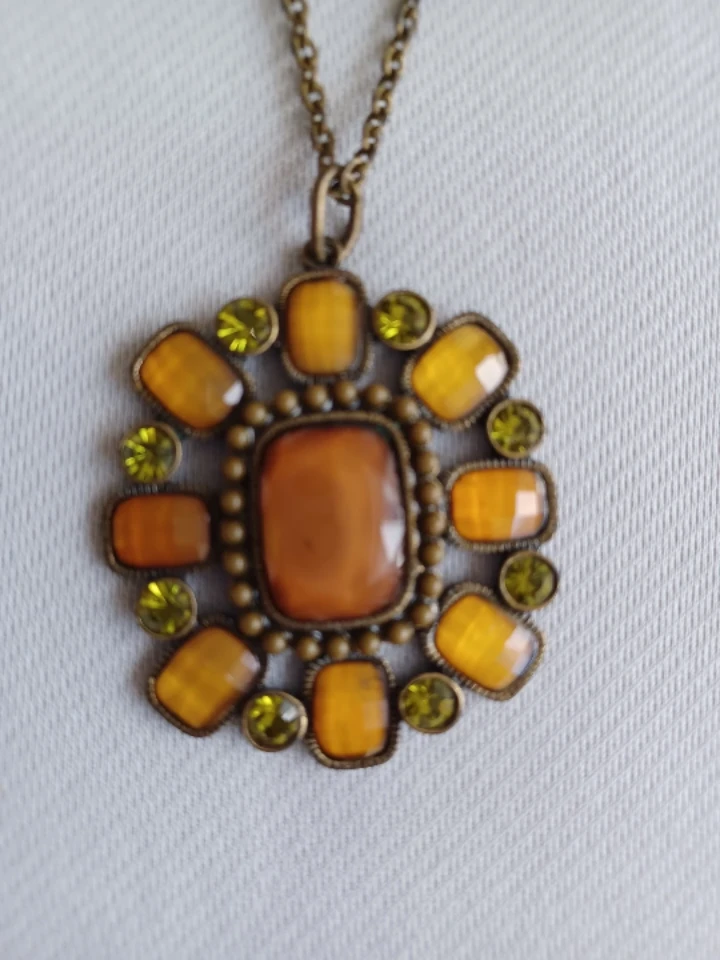 Vintage-style Pendant Necklace with Amber and Green Stones