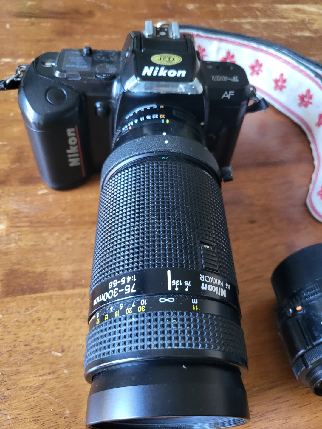Nikon F-401 SLR with Accessories - photo 3
