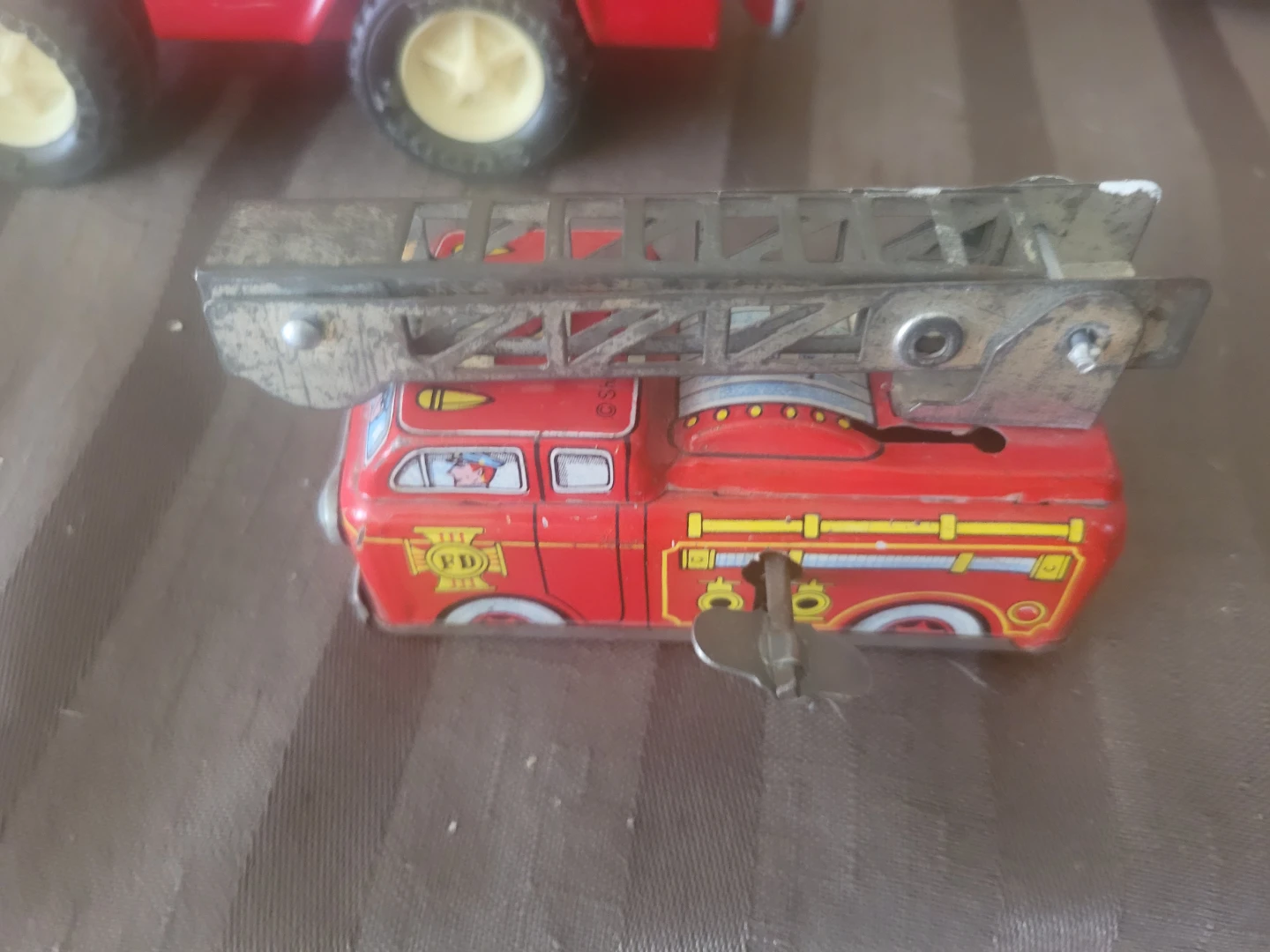 5 Vintage FireTruck Buddy L Tin Litho battery operated Friction - photo 3