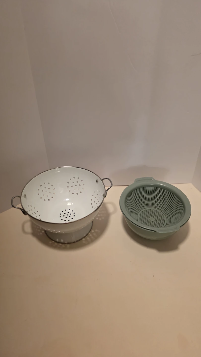 Set of 2 Colanders - White Enamel and Green Plastic