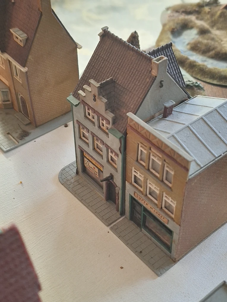 Model Train Buildings and Scenery