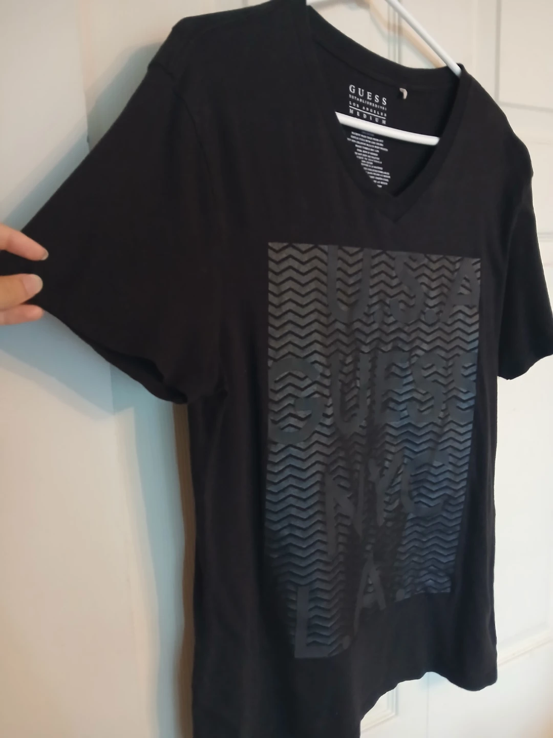 GUESS men's 100% cotton black v neck graphic tee, size M - photo 5