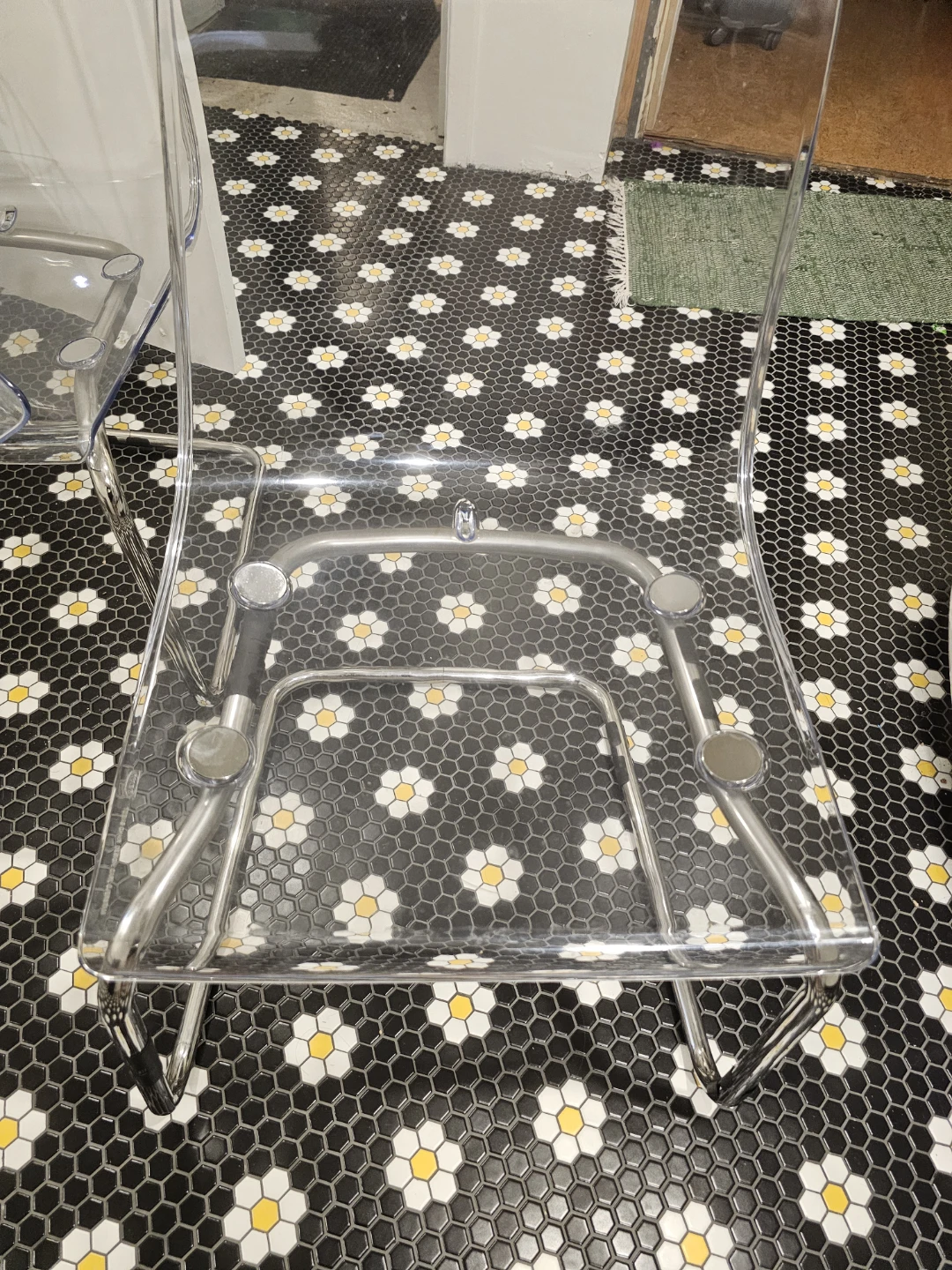 Glass top IKEA dining table with 4 plastic chairs - photo 2