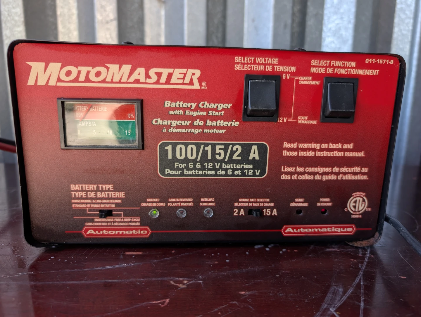 Motomaster Battery Charger 100/15/2 A for 6 & 12 V Batteries