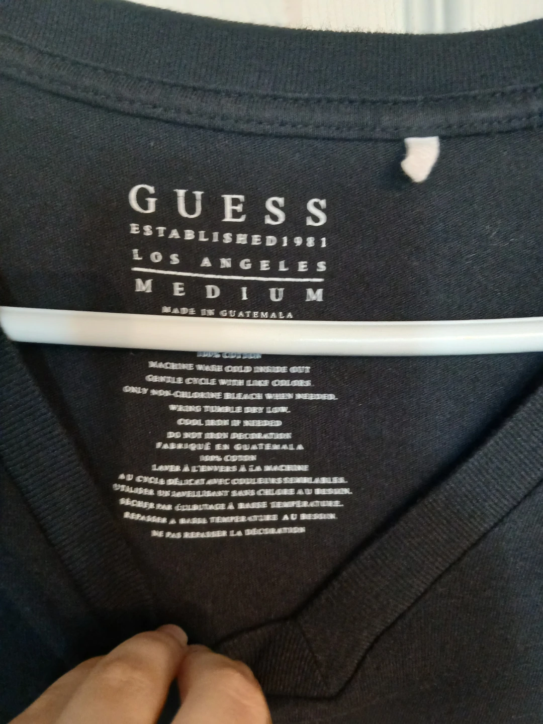 GUESS men's 100% cotton black v neck graphic tee, size M - photo 4