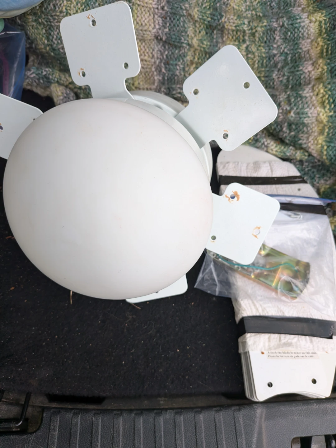 Reversible white 6-blade ceiling fan with light - photo 2