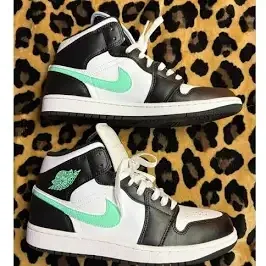 Nike Air Jordan 1 Mid SE "Light Smoke Grey" Mint Green