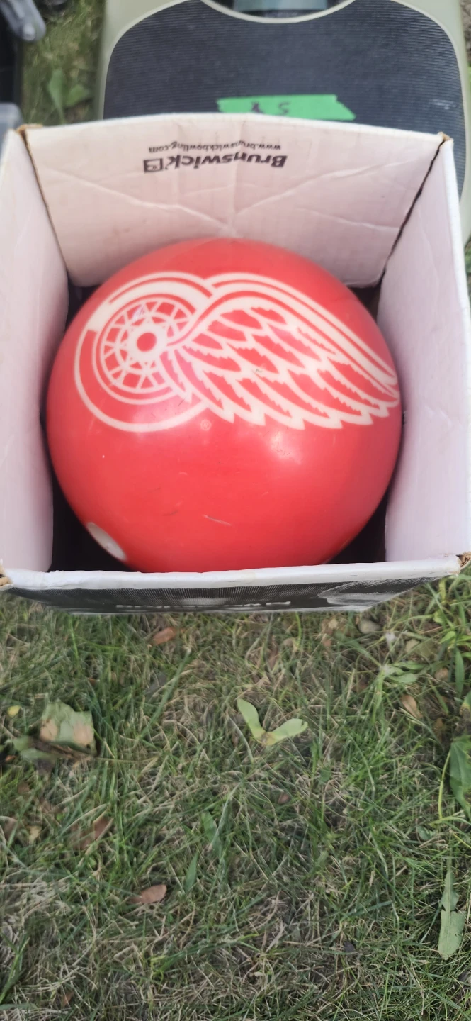 Brunswick Red Wings Bowling Ball
